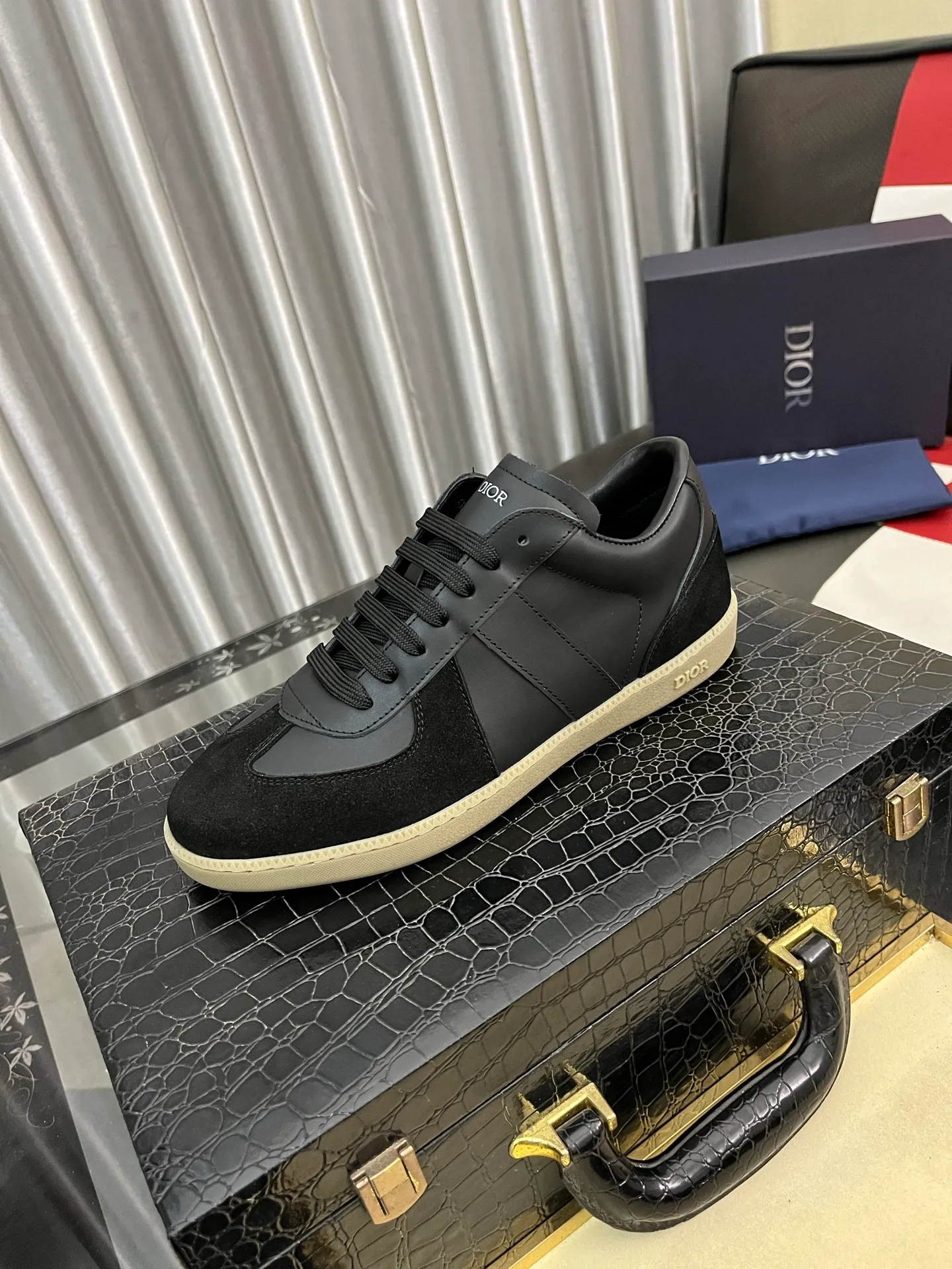 Men's shoes💰380⌚️⌚️[Dior] Dior's new men's genuine leather casual shoes, the highest version on the market, any comparison is welcome🆚! The original leather has excellent texture and is super high-end! Fetal sheep net lining imported from Italy, removable pad! Luxurious materials and fine workmanship, highly recommended! Code number: 38-44